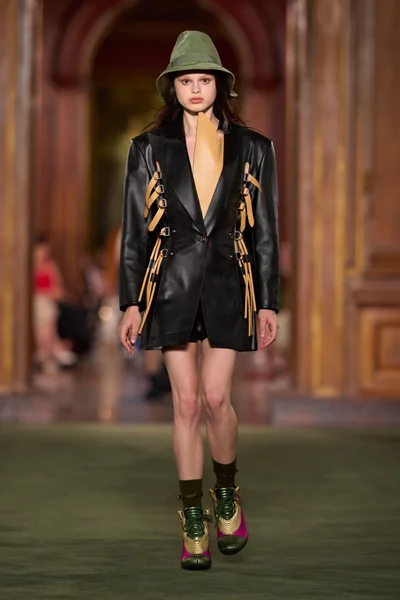 Look 16